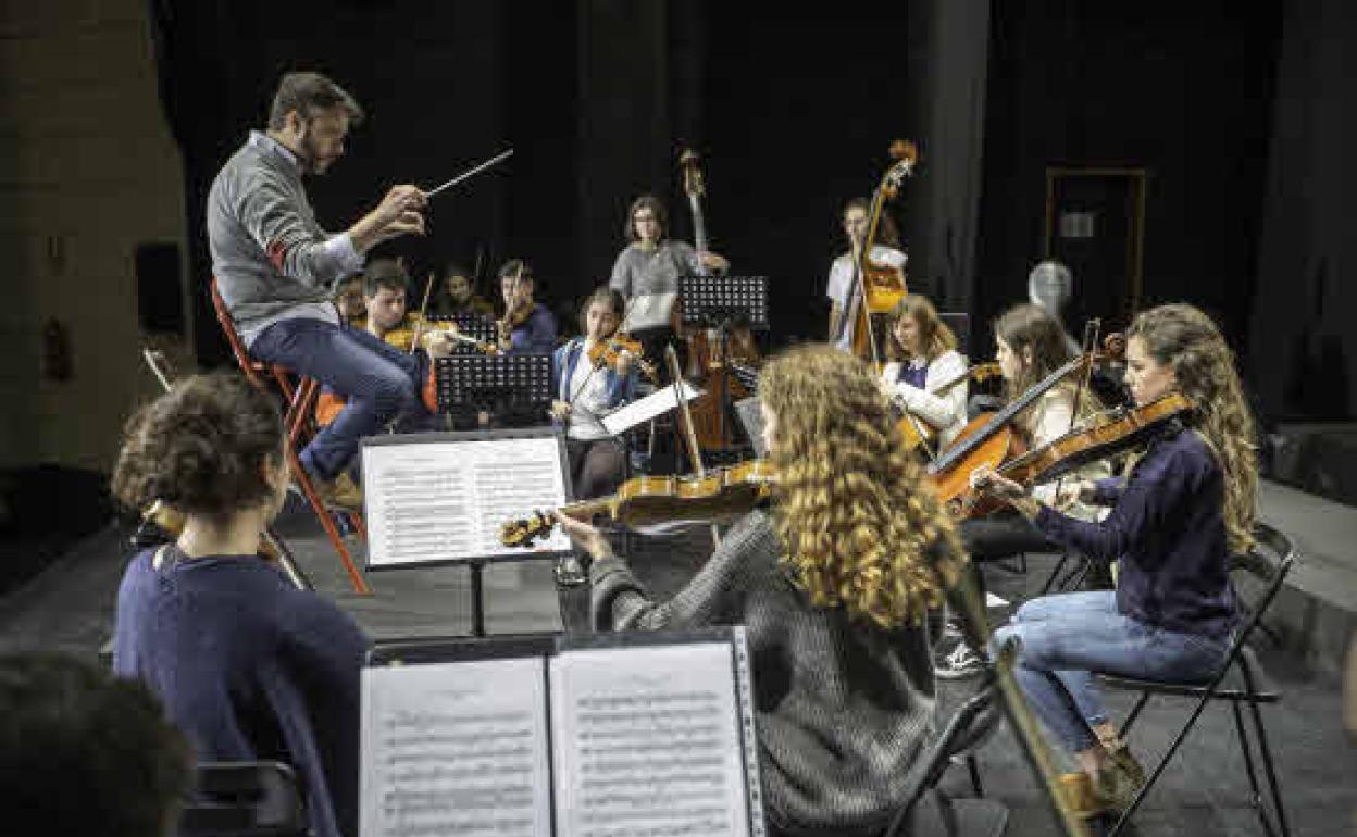 Fotografía de archivo de Orquesta Sinfónica Juvenil de Cantabria residente UIMP, que participa en las jornadas,