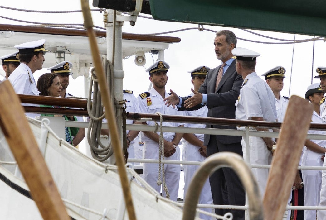 El Rey Felipe VI y la ministra de Defensa, Margarita Robles, visitaron en junio el buque Juan Sebastián Elcano en Santander.