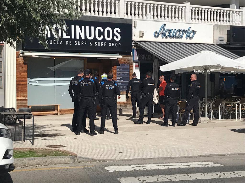 Ante la mirada atónita de los curiosos, los efectivos policiales redujeron al hombre y lo trasladaron hasta un coche patrulla y se lo llevaron.