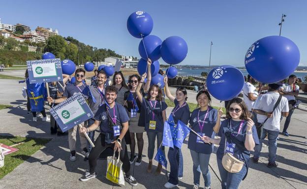 Un grupo de jóvenes han participado a las dos y media de la tarde en un pasacalle portando banderas desde Dique de Gamazo hasta el Paraninfo de la Universidad.