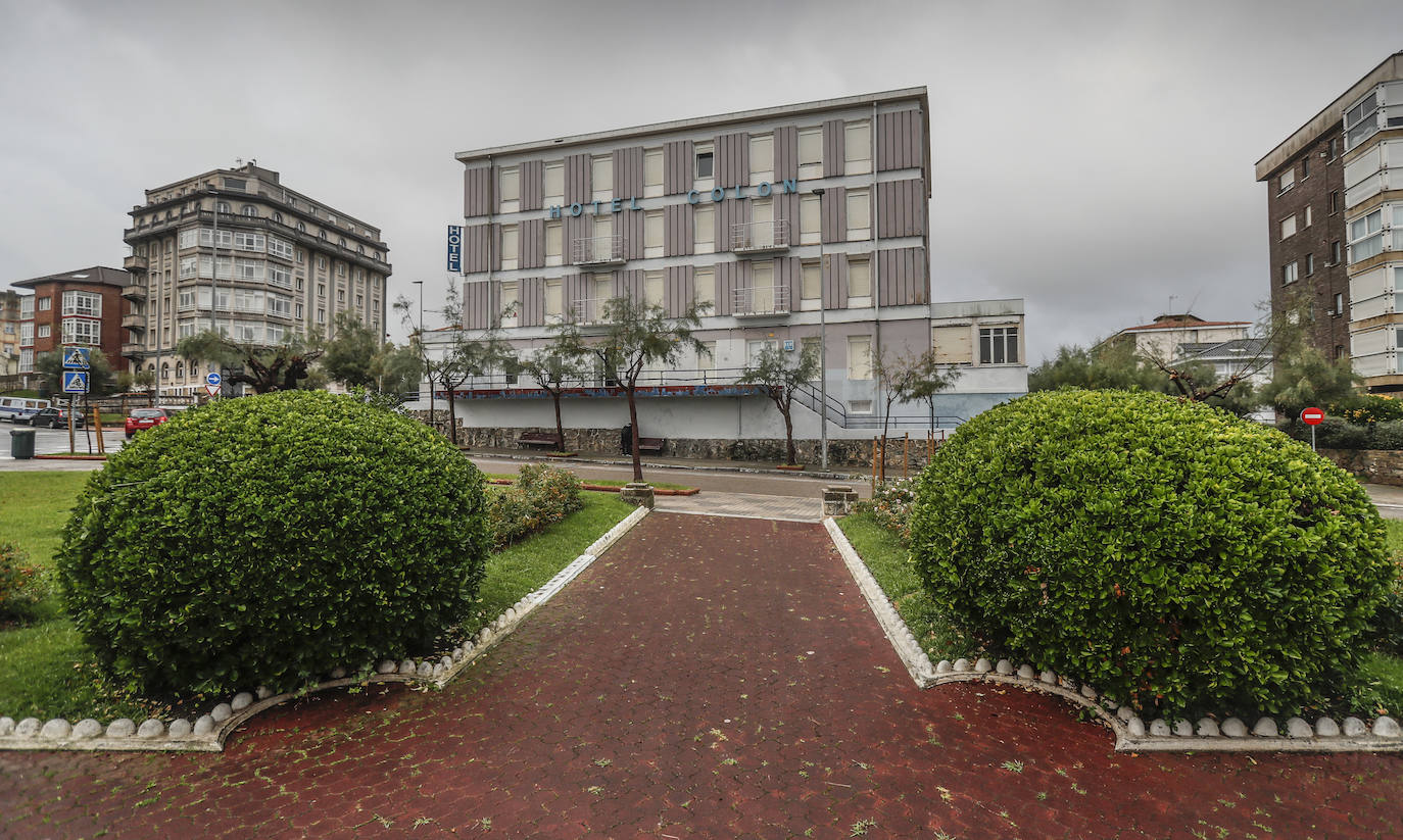 La privilegiada ubicación del Hotel Colón, en la plaza de Las Brisas, con vistas a la playa de El Sardinero, el faro de Mouro y, más al fondo, el Palacio de la Magdalena.