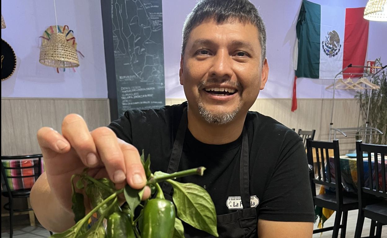 Mario con chiles de su huerta. 