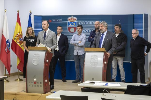 El consejero y miembros de su equipo, junto con productores y elaboradores de patatas. 