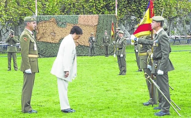 Momento de la jura de bandera de una de las participantes en el acto celebrado este sábado en Santoña. 