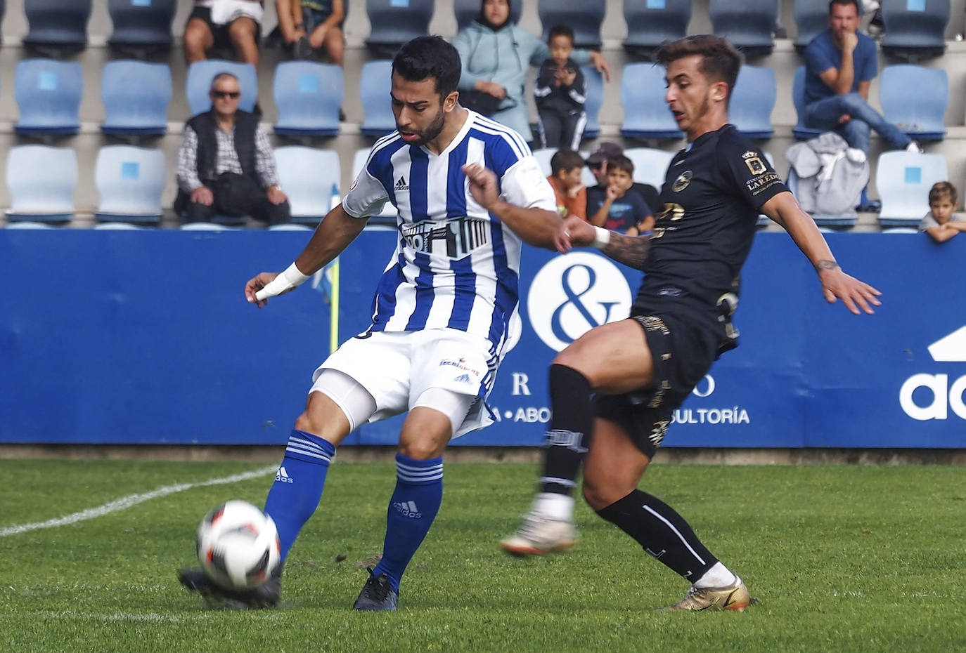 Fotos: Imágenes del derbi entre Gimnástica y Laredo