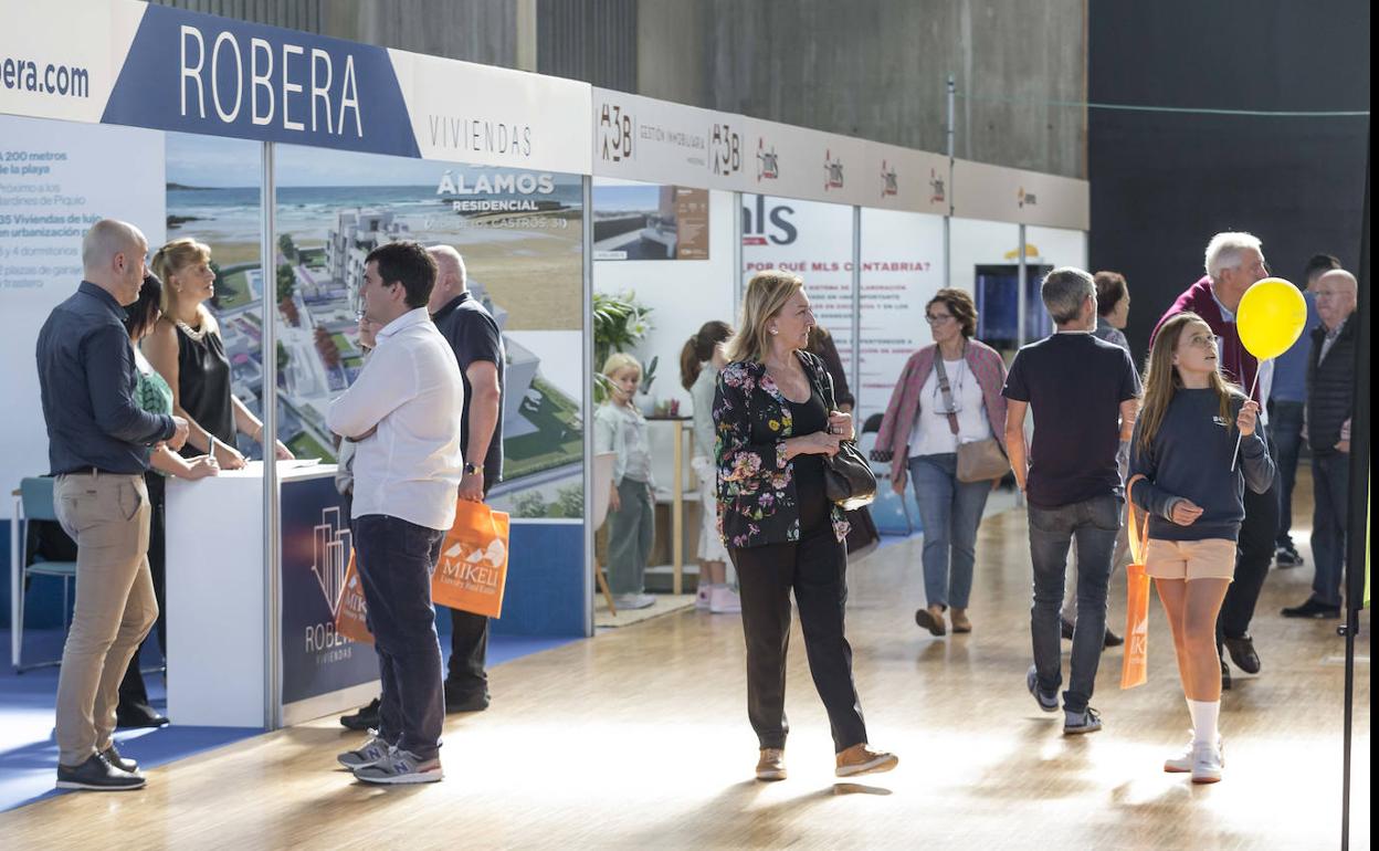 Un grupo de visitantes se interesa por la oferta a su alcance en el Salón Inmobiliario de la Vivienda y la Decoración.