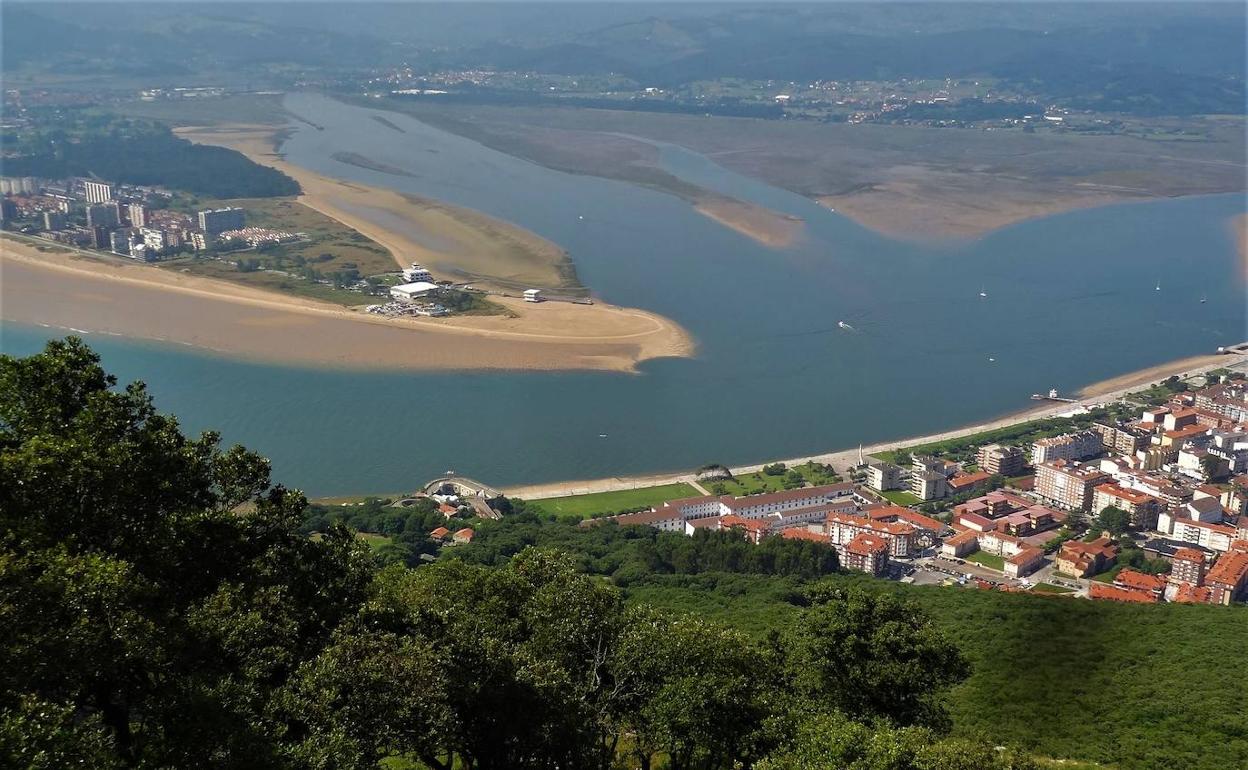 Vista aérea de Santoña y Laredo.