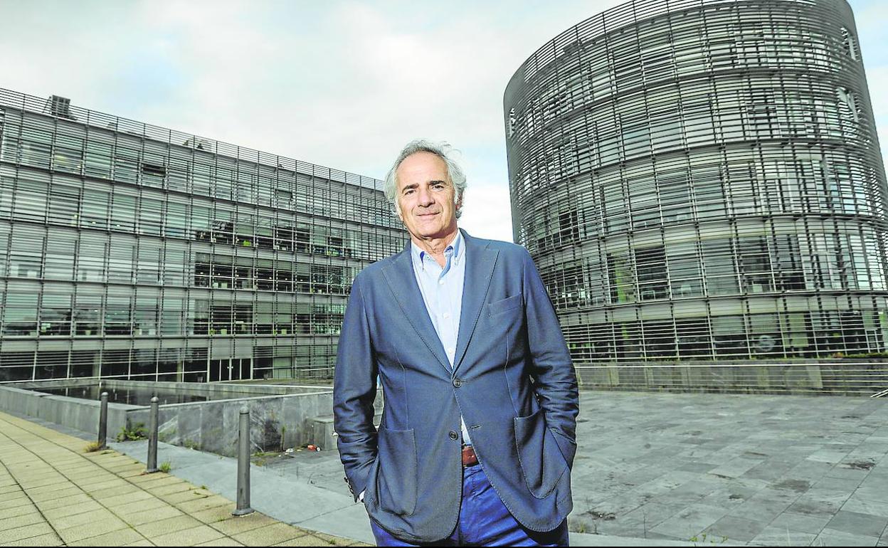 Íñigo Losada, flamante Premio Nacional de Investigación Leonardo Torres Quevedo, en los exteriores de las instalaciones del IH-Cantabria, en el Pctcan, en Santander. 