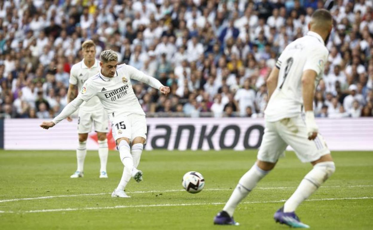 Fede Valverde se dispone a disparar para marcar el segundo gol del Madrid al Barça. 