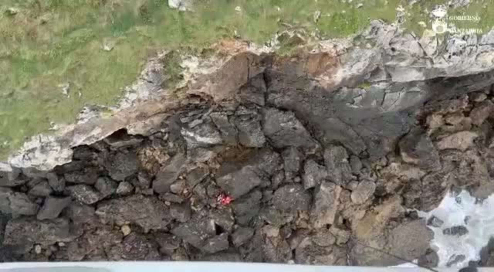 Rescatado por el helicóptero tras quedarse atrapado por la marea entre la playa de Trengandín y la de Berria