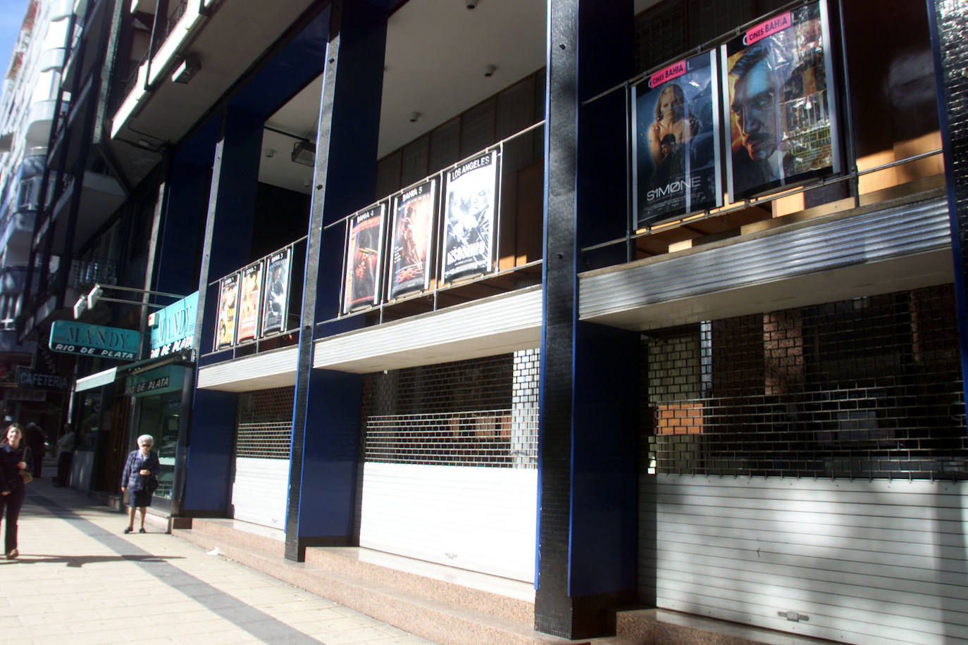 La fachada del cine, con los carteles de las películas, fue durante décadas un clásico en el centro de la capital cántabra.