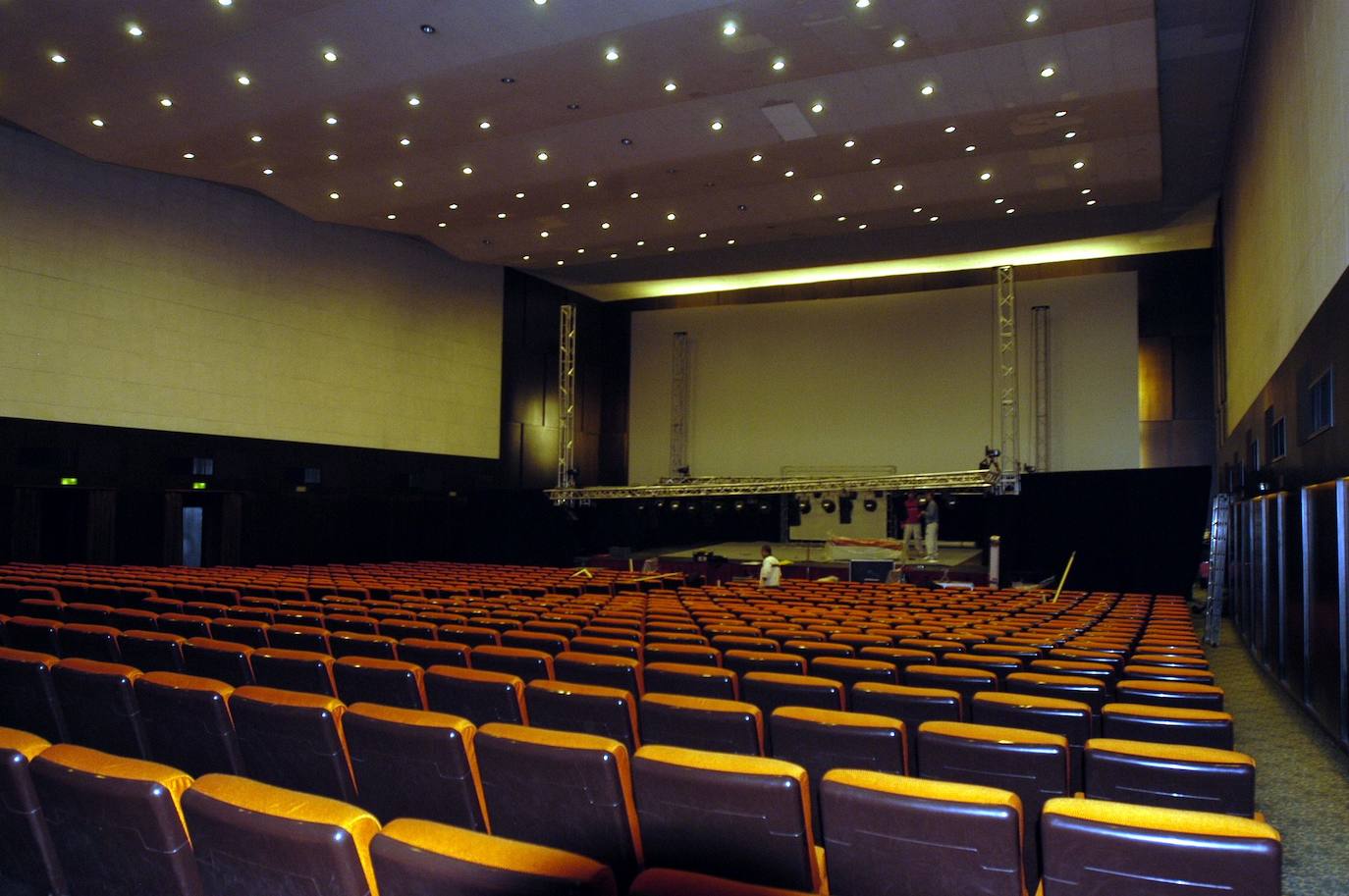 Inicio de los trabajos para vaciar la sala tras la clausura del cine.