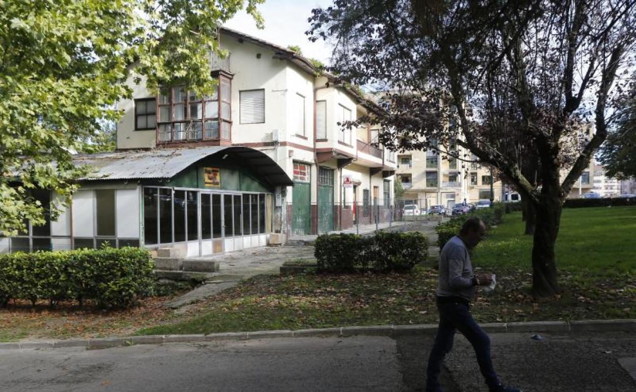 El edificio del antiguo Centro Andaluz, la semana pasada, en el parque Manuel Barquín de Torrelavega.