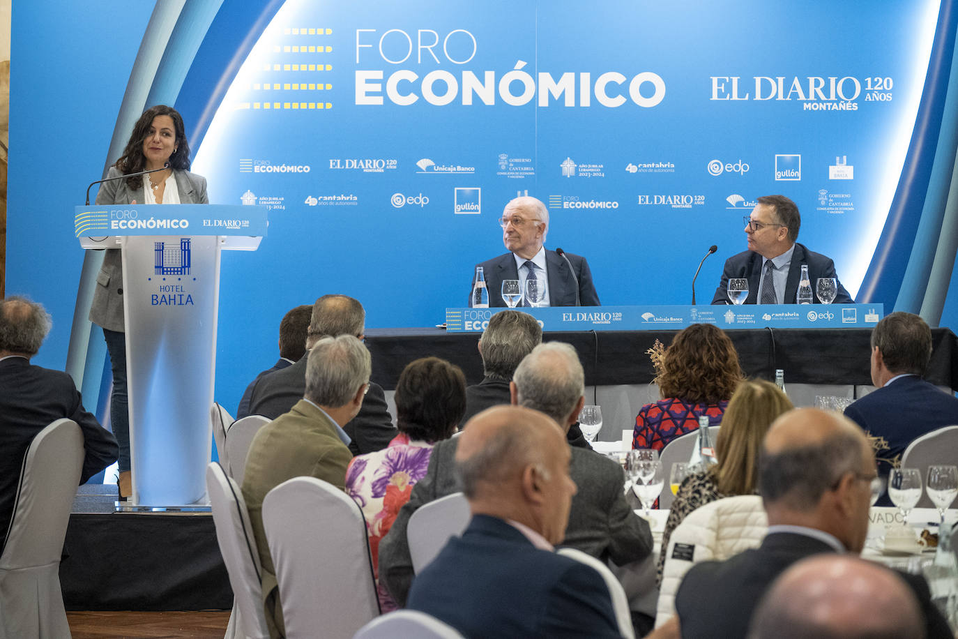 Pilar González, en un momento de la presentación del invidato, Joaquín Almunia. 