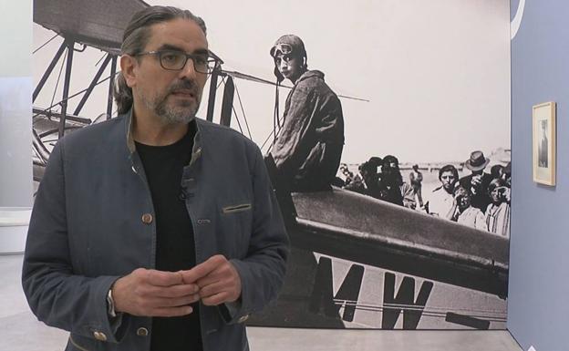 El historiador aeronáutico Ángel Sánchez es el comisario de la muestra que se expone en Gamazo