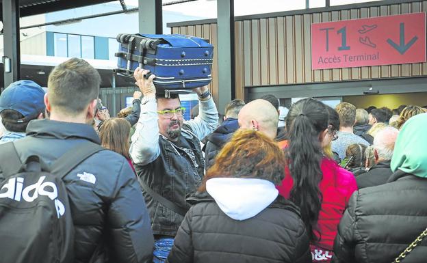 Los pasajeros hicieron colas de varias horas para poder acceder al interior del aeropuerto.