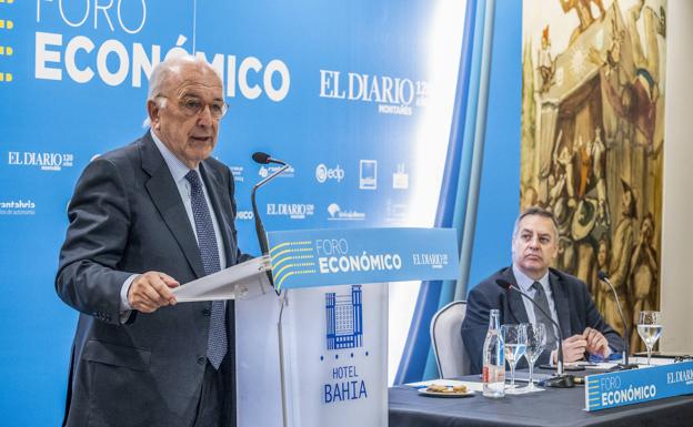 El exministro y exvicepresidente de la Comisión Europea Joaquín Almunia durante su intervención en el Foro Económico junto al director de El Diario Montañés, Íñigo Noriega. 