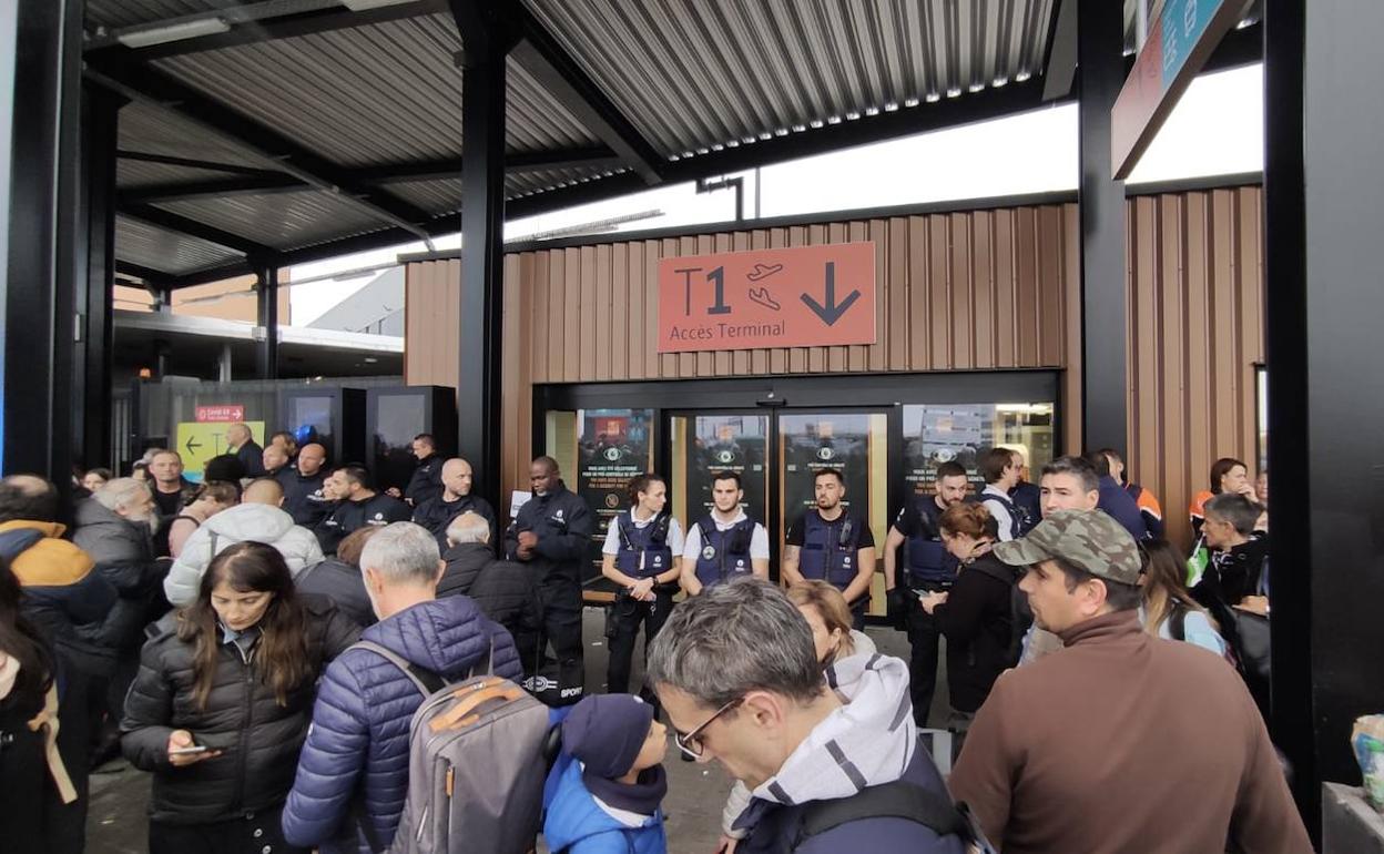 Situación en el aeropuerto de Charleroi (Bélgica), con los empleados de seguridad impidiendo el paso. 