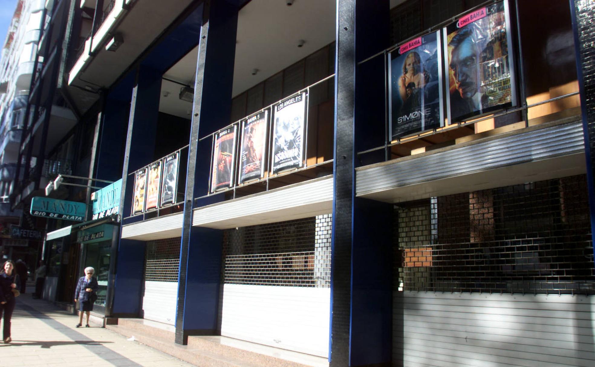 La fachada del cine Capitol con su clásica cartelera anunciando las películas proyectadas en sus salas.