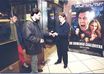 Imagen secundaria 1 - 1. Vista del patio de butacas de la histórica sala, referencia de la exhibición cinematográfica en Santander desde los años 60. | 2. Última función en el Capitol en 2002. | 3. Angel Cuadrado, 33 años al frente de la cafetería del cine.
