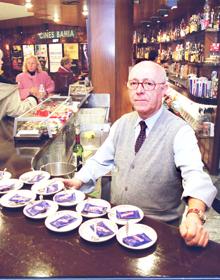 Imagen secundaria 2 - 1. Vista del patio de butacas de la histórica sala, referencia de la exhibición cinematográfica en Santander desde los años 60. | 2. Última función en el Capitol en 2002. | 3. Angel Cuadrado, 33 años al frente de la cafetería del cine.