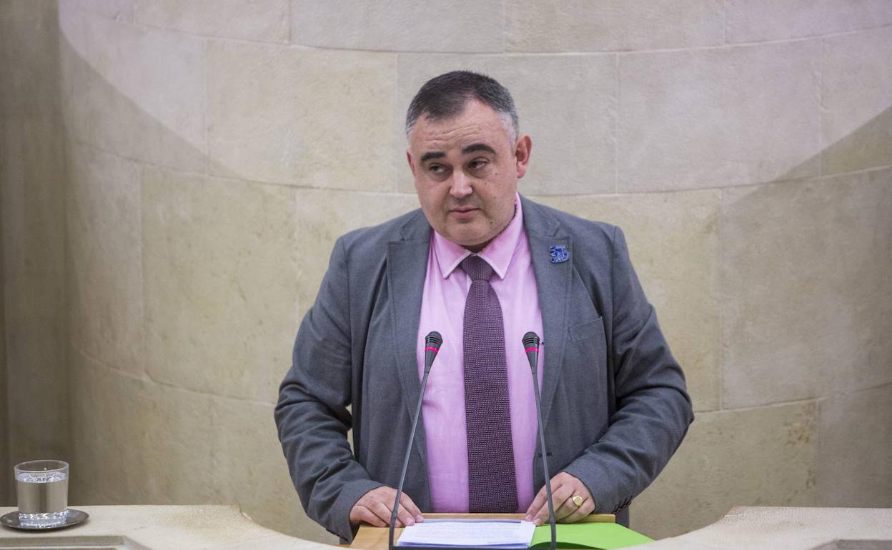 José Miguel Fernández Viadero (PRC) durante una intervención en el Parlamento de Cantabria