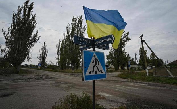 Esta fotografía tomada el 27 de septiembre muestra una bandera ucraniana ondeando en una calle de Vysokopillya, una localidad de la región de Jersón recientemente liberada por las tropas de Kiev en el marco de su contraofensiva en el sur.