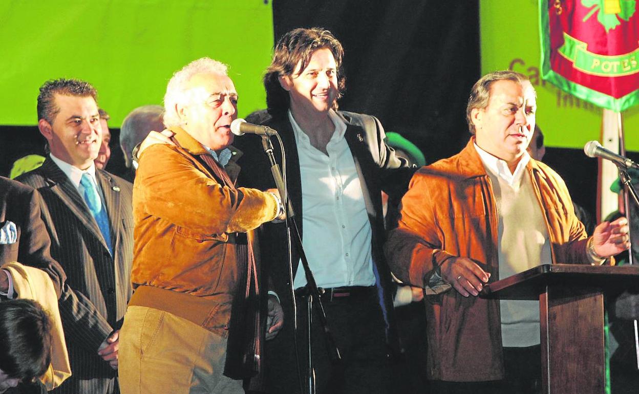 Antonio Romero y Rafael Ruiz, Los del Río, flanquean a Poty cuando recibió, junto a Carmen Sevilla, el título de orujero en la edición de 2007. 