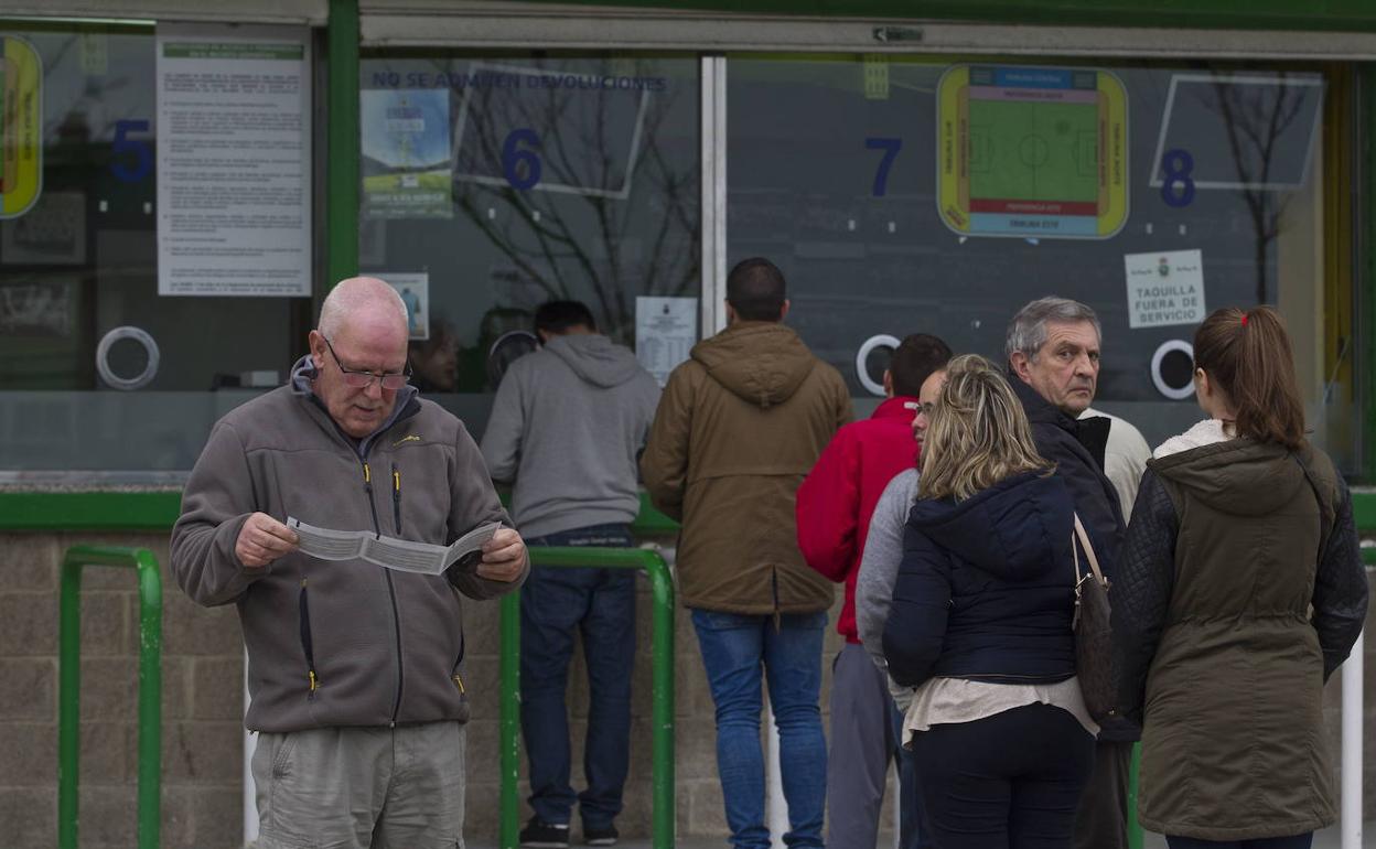 Aficionados hacen cola en las taquillas de los Campos de Sport en una imagen de archivo