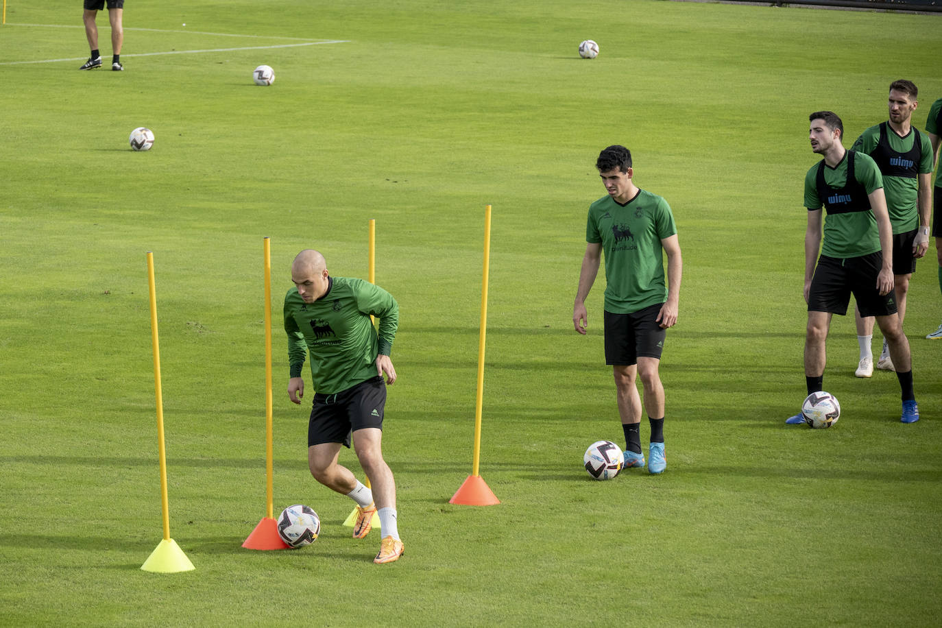 Fotos: El Racing prepara el choque ante la Ponferradina con seis bajas