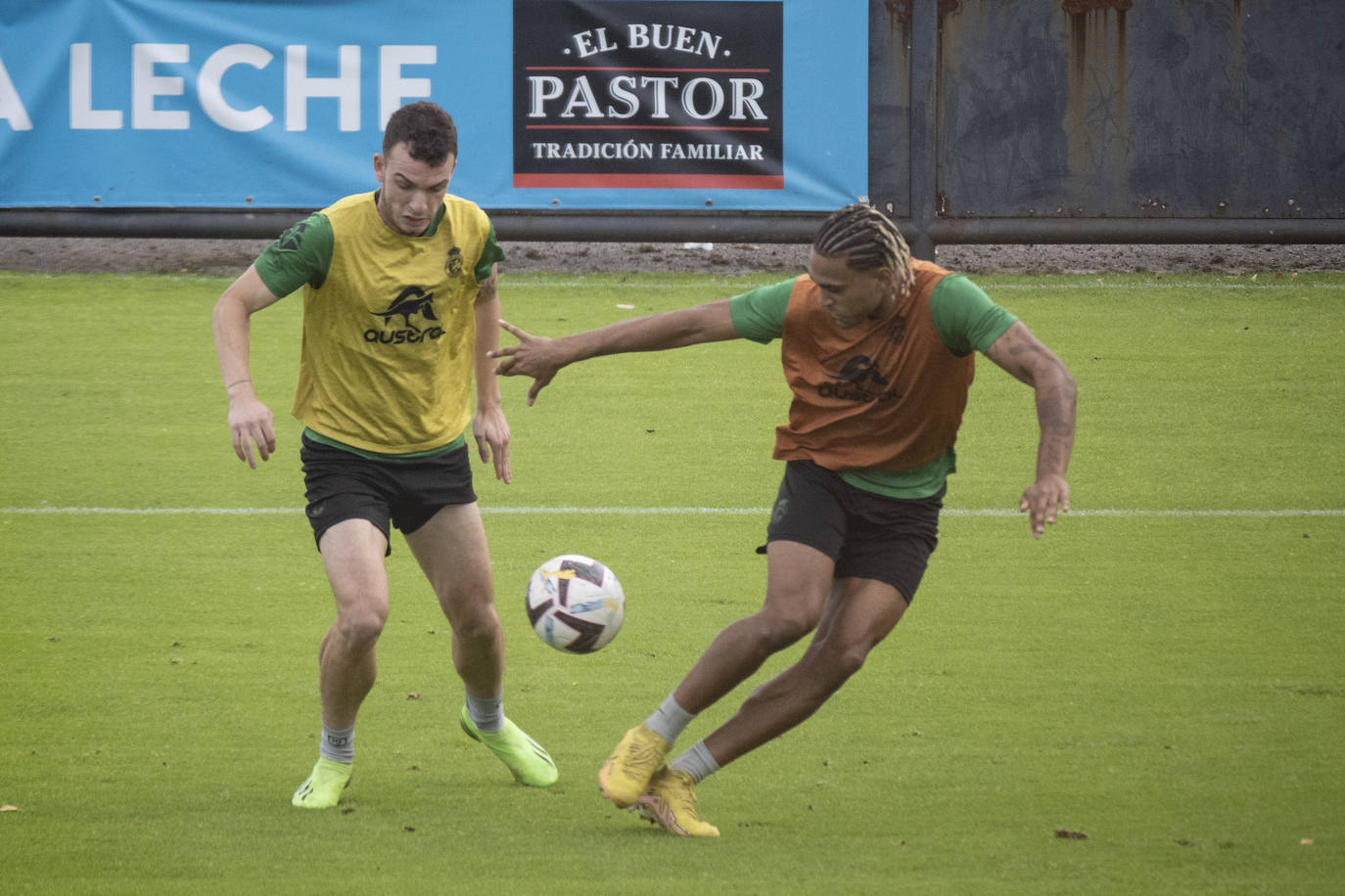 Fotos: El Racing prepara el choque ante la Ponferradina con seis bajas