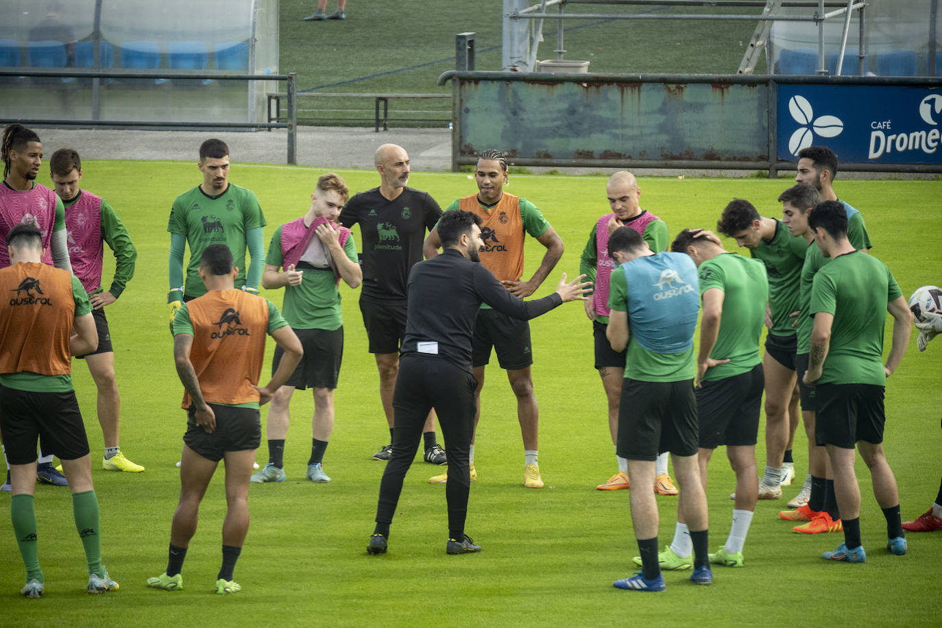 Fotos: El Racing prepara el choque ante la Ponferradina con seis bajas