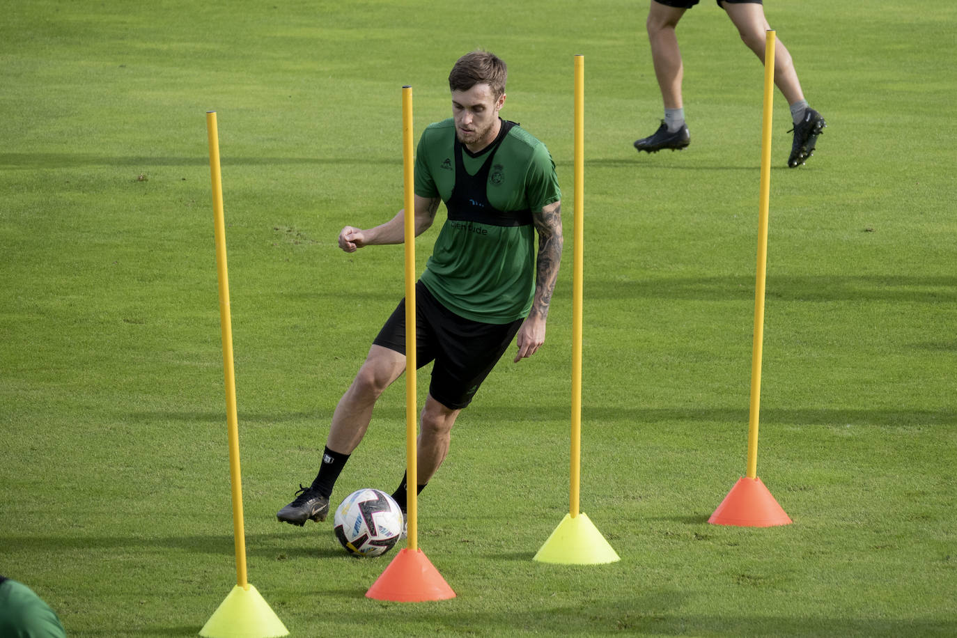 Fotos: El Racing prepara el choque ante la Ponferradina con seis bajas