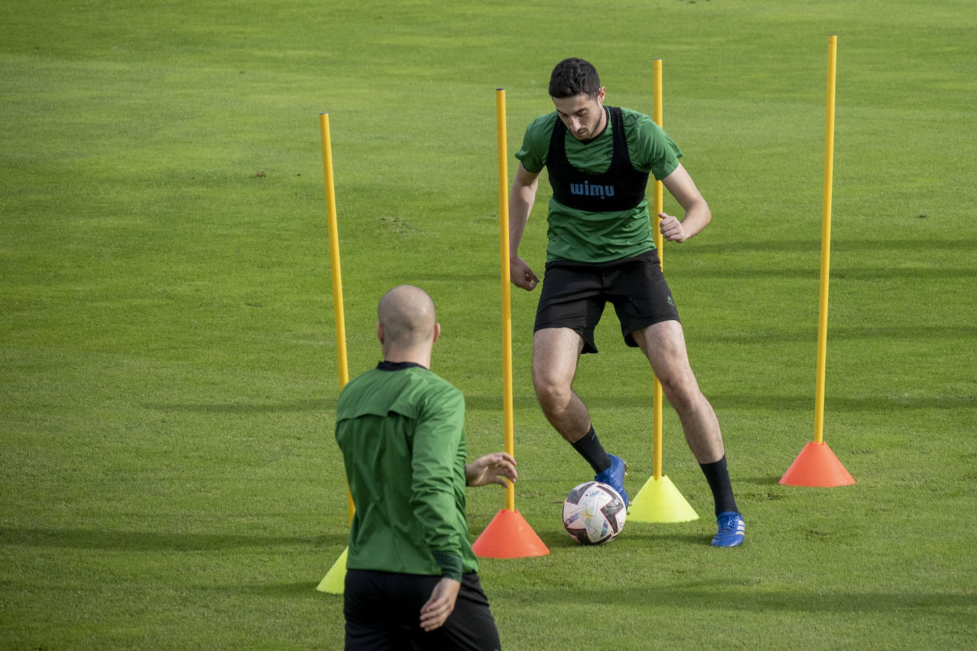 Fotos: El Racing prepara el choque ante la Ponferradina con seis bajas