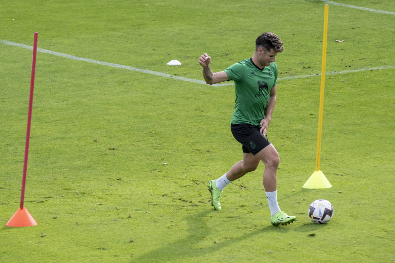 Fotos: El Racing prepara el choque ante la Ponferradina con seis bajas