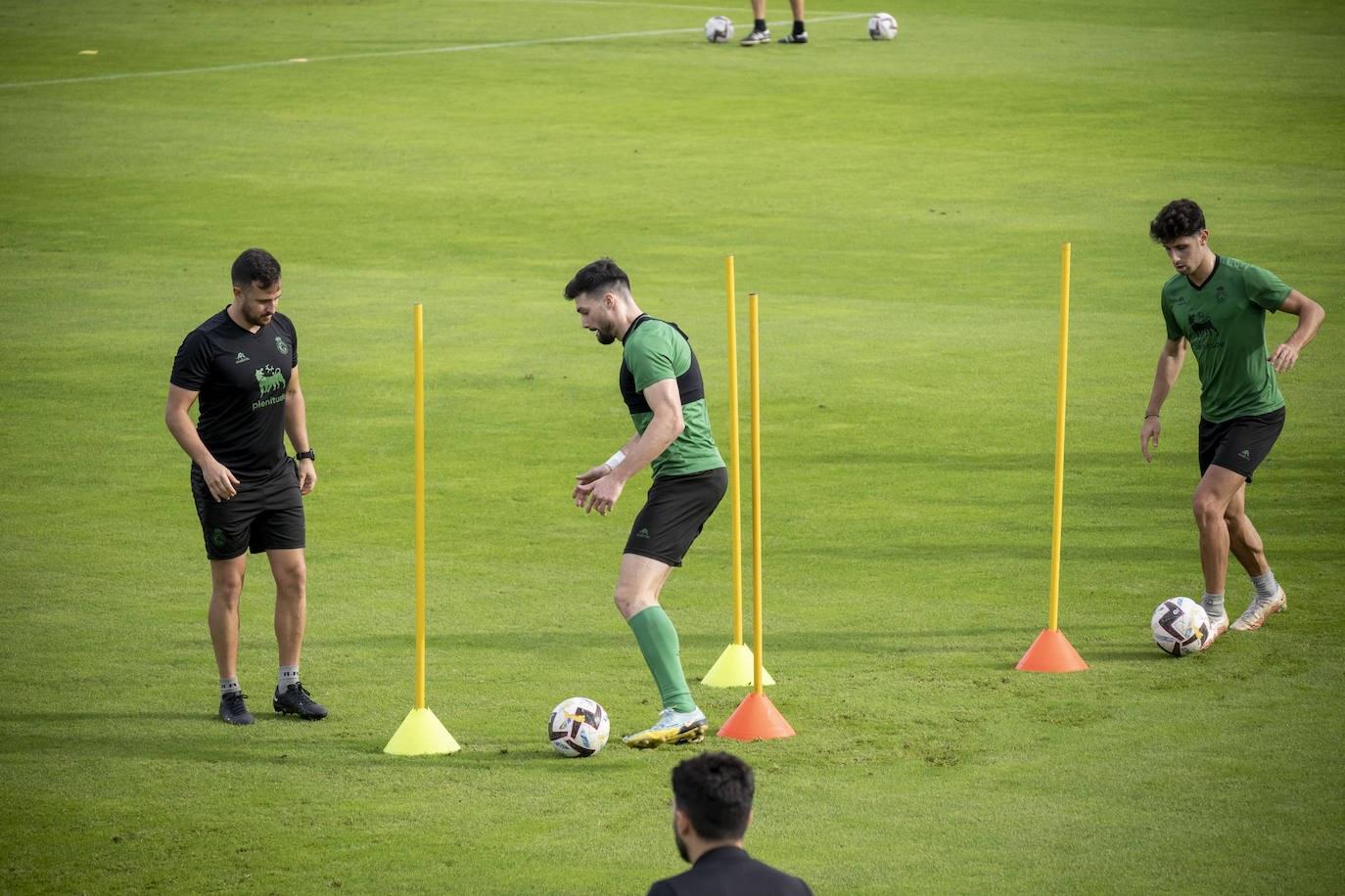 Fotos: El Racing prepara el choque ante la Ponferradina con seis bajas