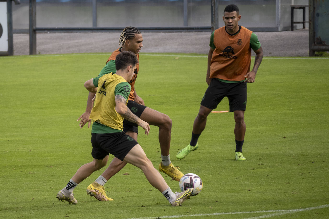 Fotos: El Racing prepara el choque ante la Ponferradina con seis bajas