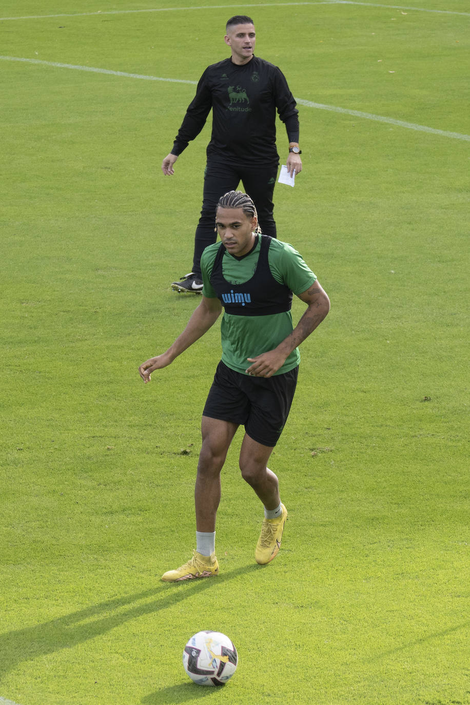 Fotos: El Racing prepara el choque ante la Ponferradina con seis bajas