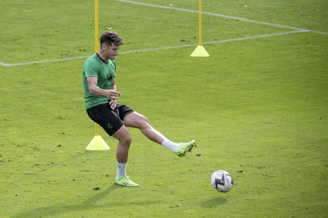 Fotos: El Racing prepara el choque ante la Ponferradina con seis bajas