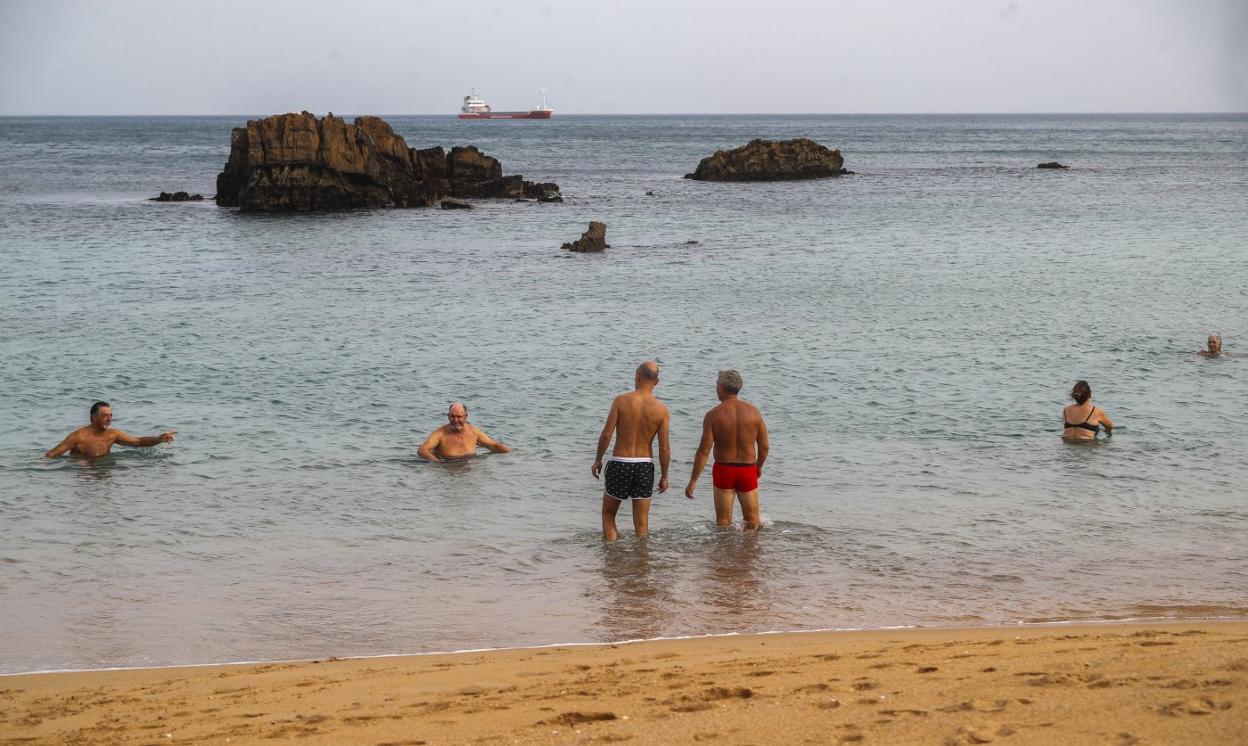 Los bañistas aprovecharon ayer los 20 grados del agua de mar para refrescarse en la playa del Camello.