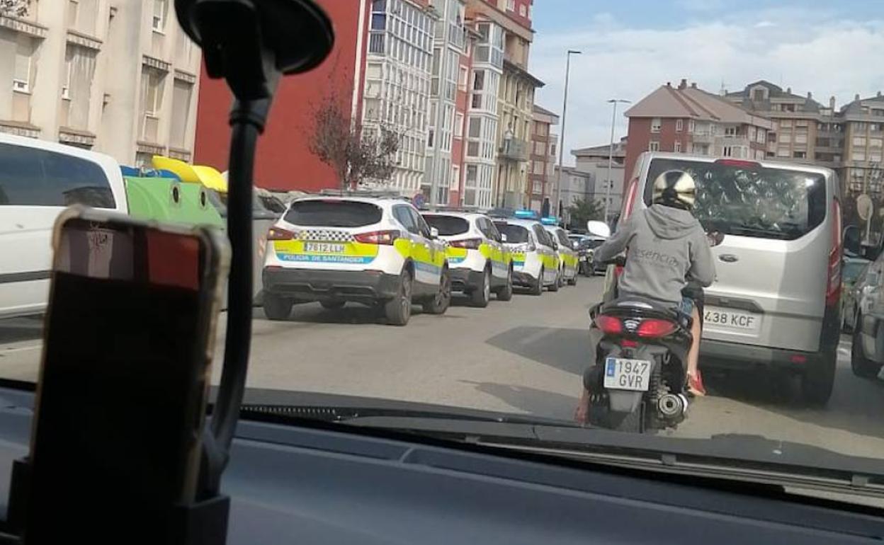 Patrullas de la Policía Local, ayer, en el ligar de la pelea.