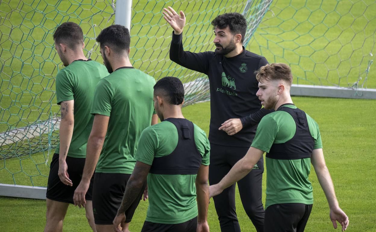 Un momento del entrenamiento del miércoles, con Romo haciendo indicaciones a los jugadores.