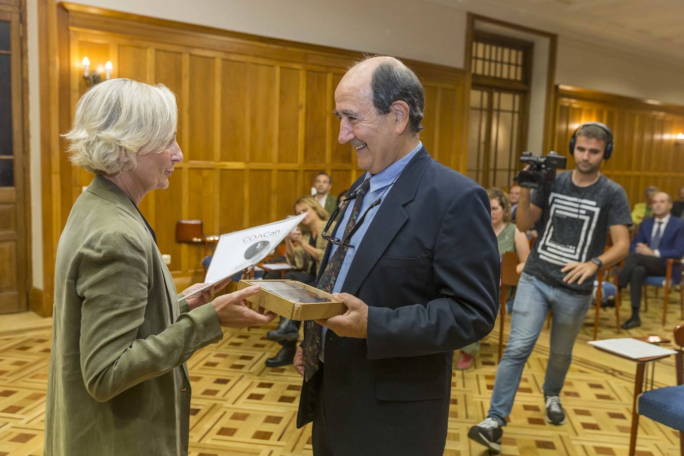 Marta Vall-Llossera, presidenta del Consejo Superior de los Colegios de Arquitectos de España, hizo entrega a Ruiz de la Riva de la mención.