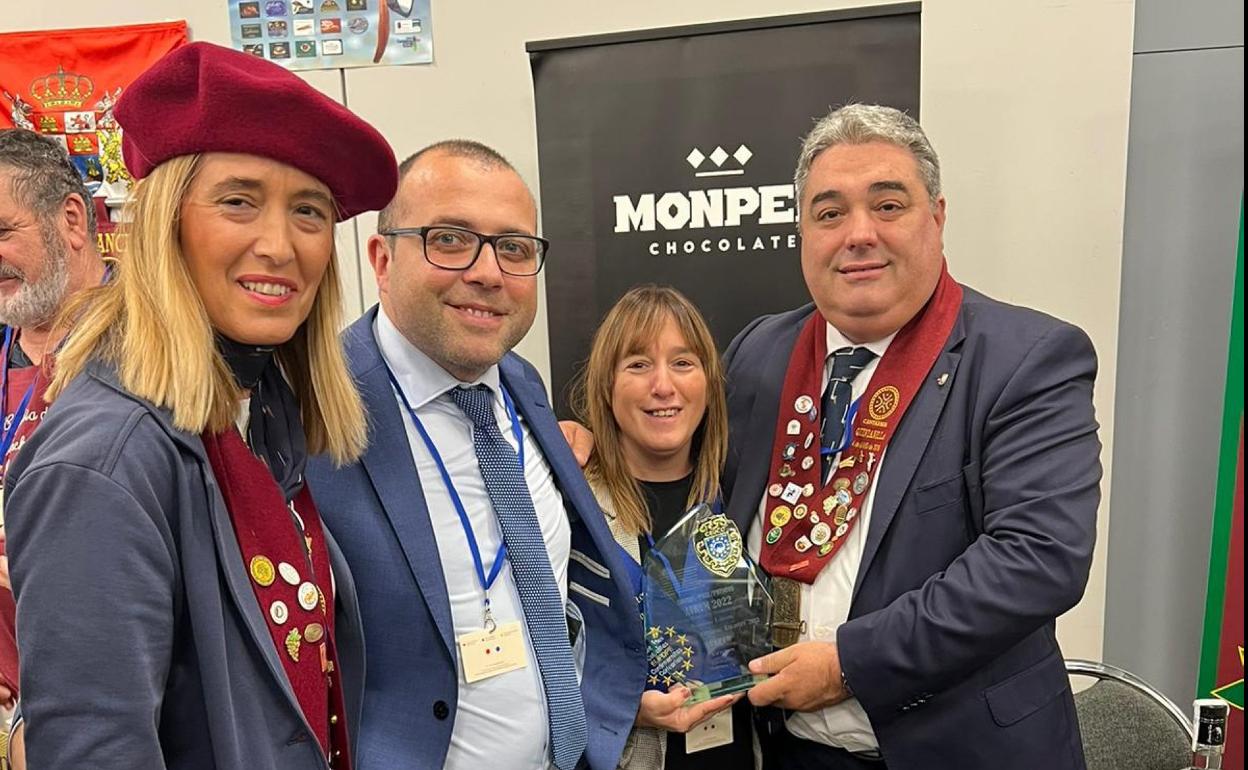 Borja y Marián, en el centro, junto a dos cofrades de la Anchoa. 