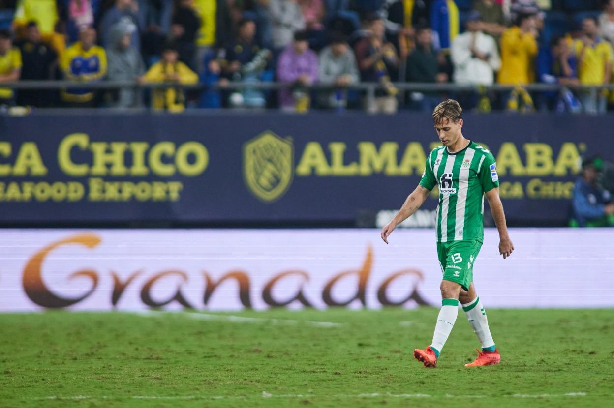 Canales, del Betis, tras ver la roja en el partido ante el Cádiz. 