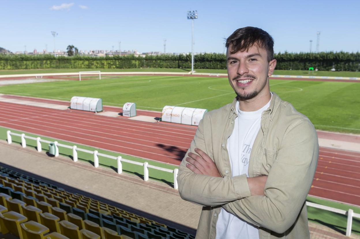 Daniel Incera posa en la grada de La Maruca. En la noche del miércoles, anotó el único tanto del partido ante el Turégano, el que daba el pase al cuadro final de la Copa del Rey. 