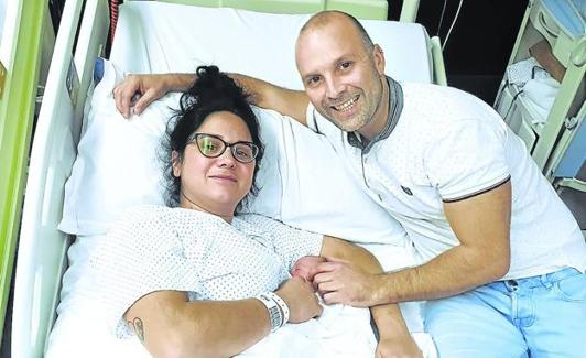 Laura y Pedro posaban anoche sonrientes con Aimar en la habitación del hospital de Basurto.