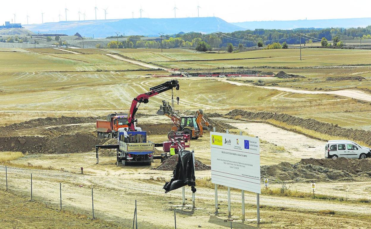 Trabajos en la línea del AVE en Palencia, en la localidad de Amusco. 