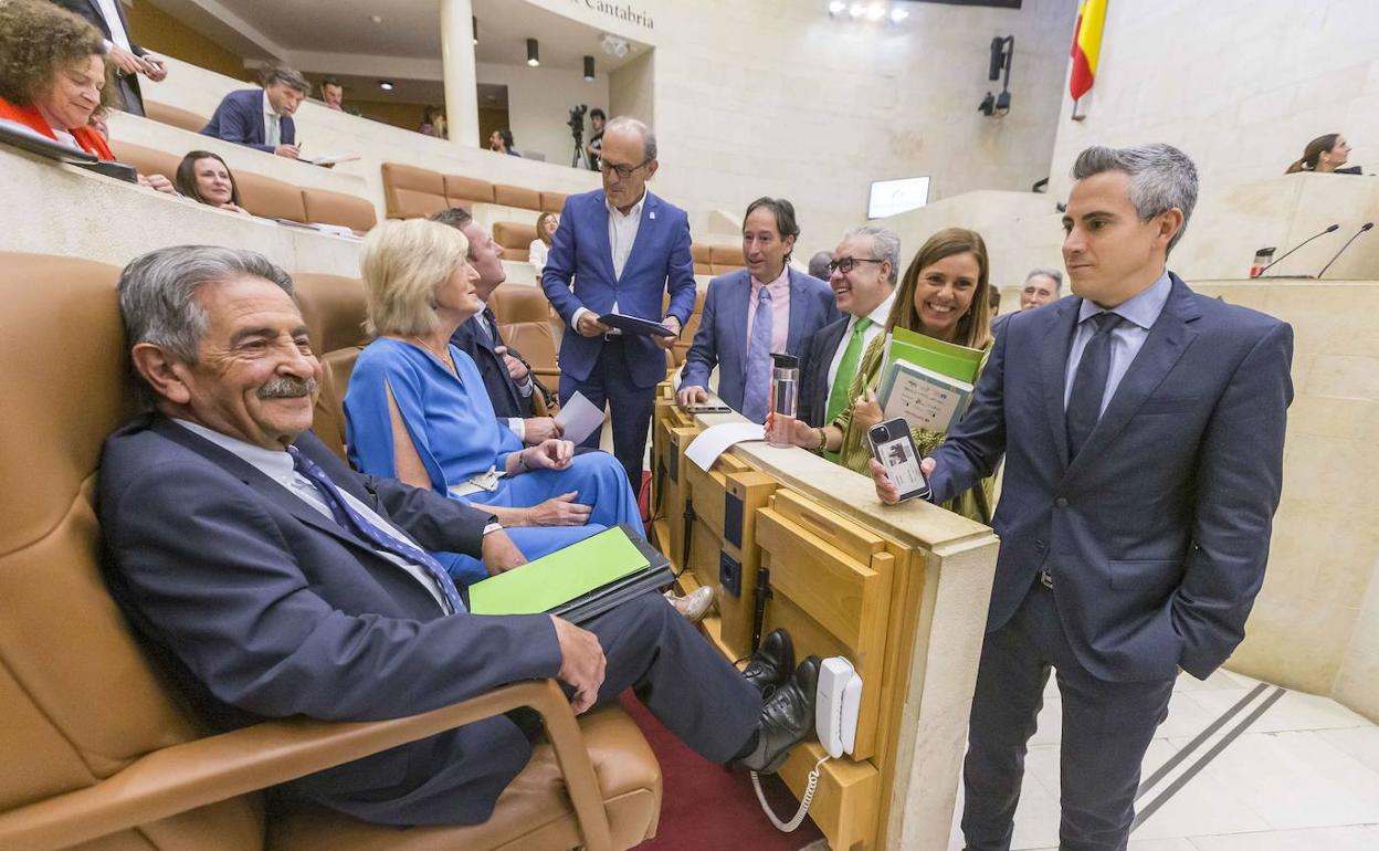 El presidente regional, Miguel Ángel Revilla, junto al vicepresidente, Pablo Zuloaga, y otros miembros del Ejecutivo en el Parlamento de Cantabria.