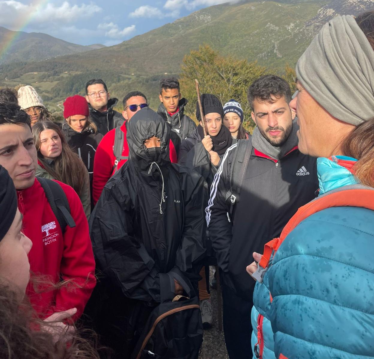 Edurne Pasaban con los participantes en el Valle del Nansa.